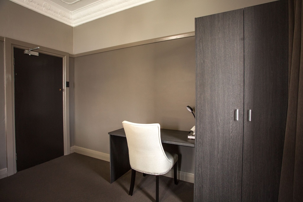 Design Room, 1 Queen Bed, Shared Bathroom photo 3