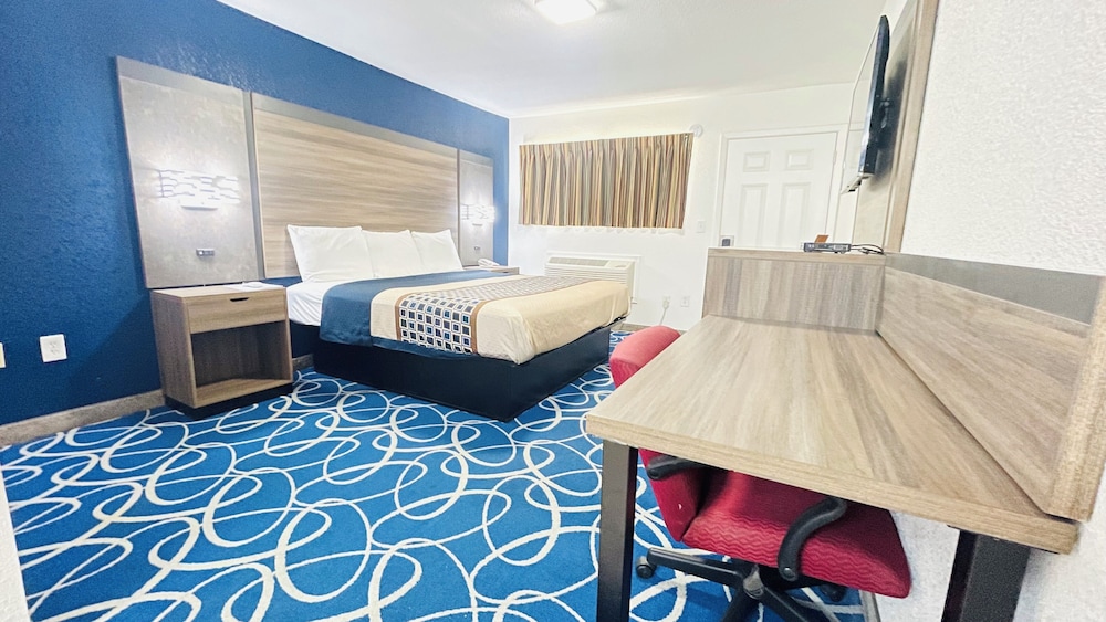 Standard Room, 1 King Bed, Non Smoking - Photo 3