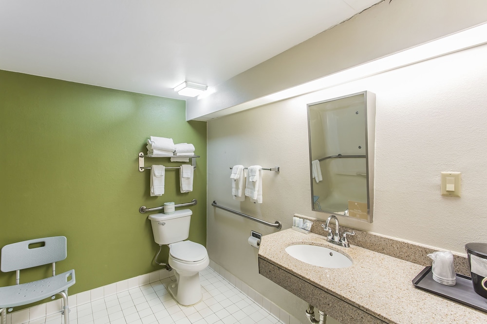 Room, 1 Queen Bed, Accessible, Non Smoking (Roll-in Shower) photo 3