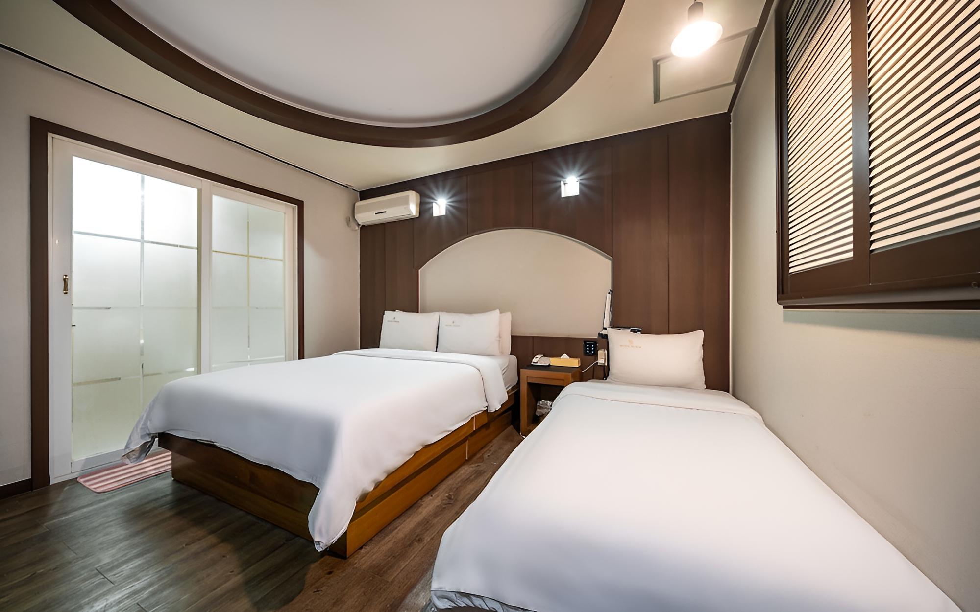 Room (Twin/ Twin (1 queen bed + 1 single)) - Photo 2