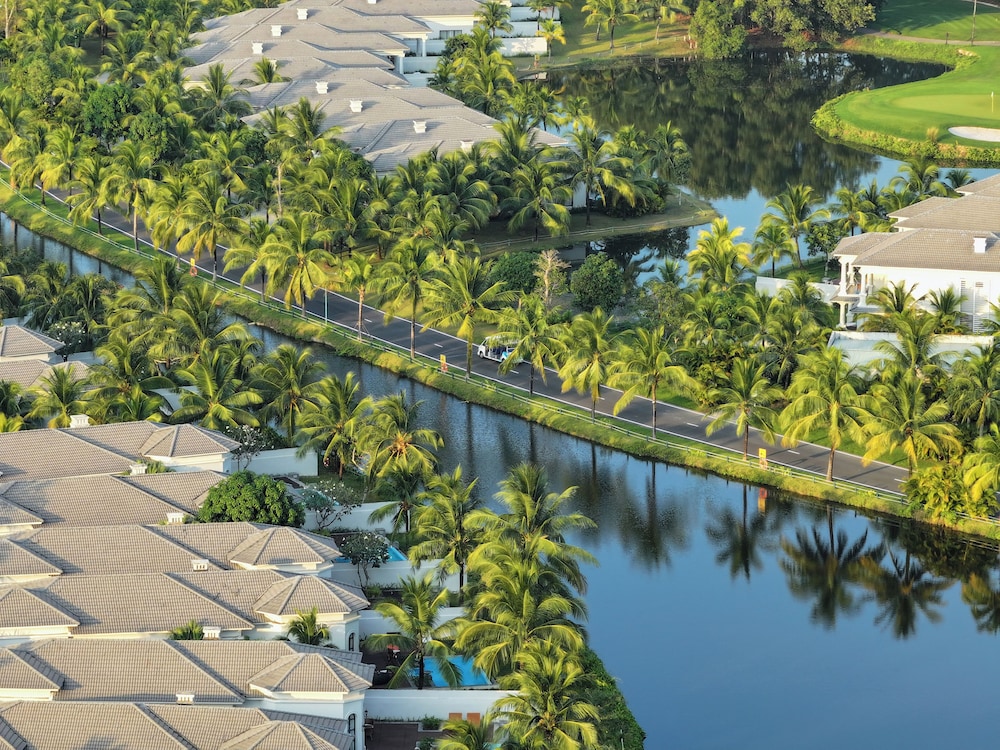 4-Bedroom Villa Lake View with Private Pool