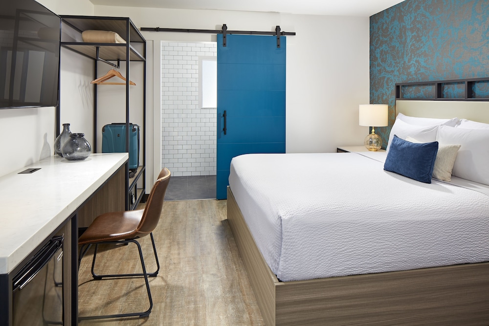 Standard Room, 1 King Bed (Newly Remodeled) photo 3