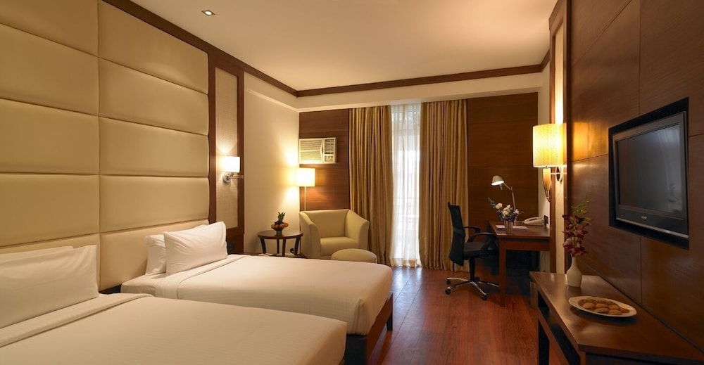 Deluxe King Room With Bath tub - Photo 12