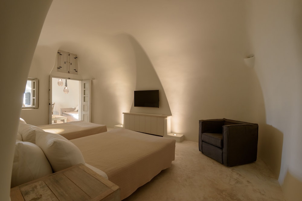 Kapari Honeymoon Suite with Private Indoor & Outdoor Hot tub - Photo 2
