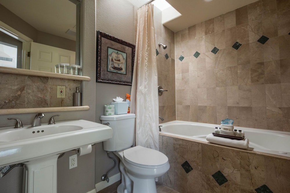Creekside King Room 12 photo 3