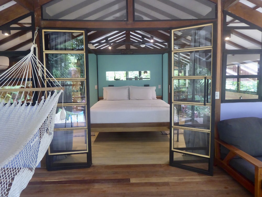 Superior House, 1 King Bed, Garden View, Mountainside