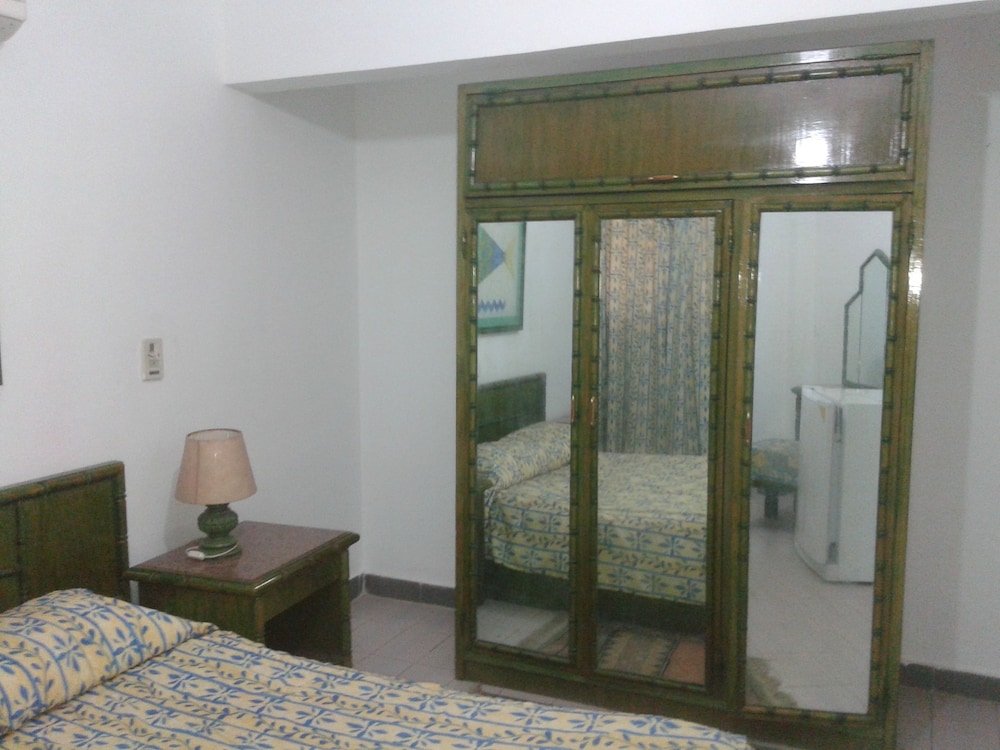 Comfort Suite, 2 Bedrooms, Smoking, Partial Lake View