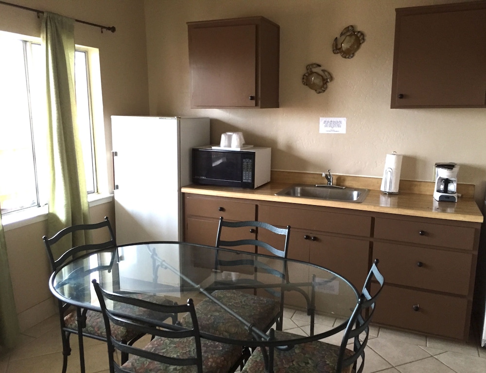 Deluxe Room, Multiple Beds, Non Smoking, Refrigerator & Microwave - Photo 6