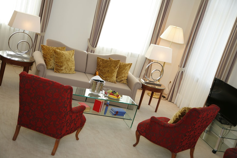 Luxury Suite - Photo 4