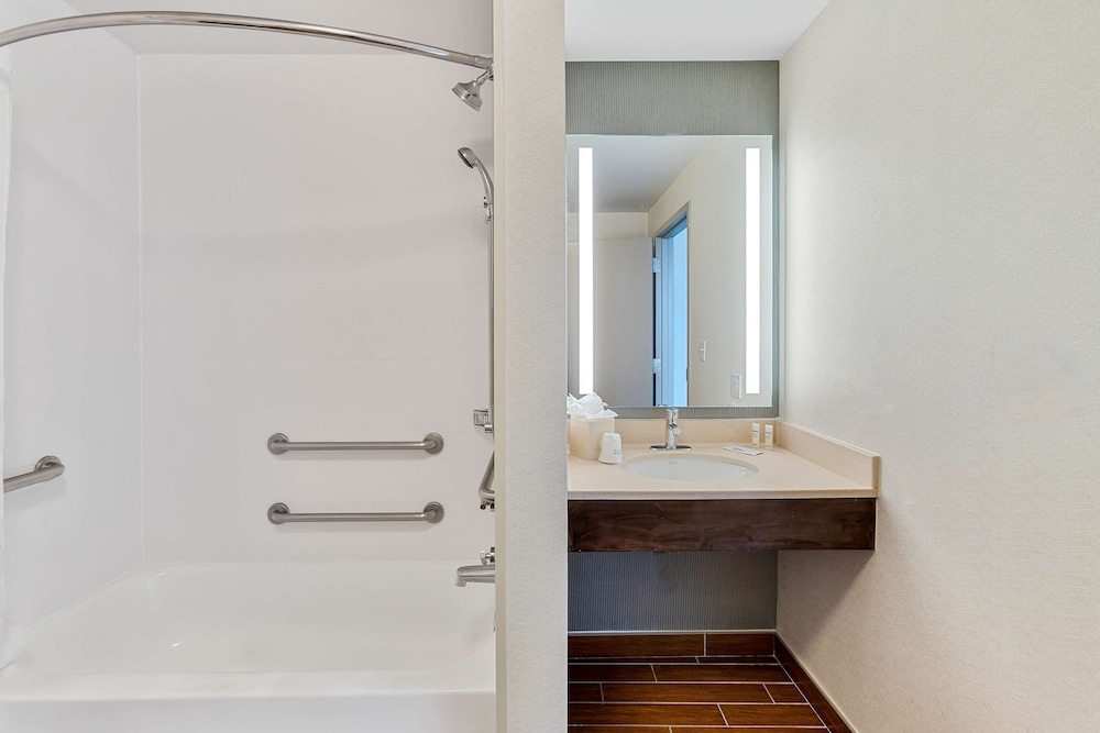 Room, 2 Queen Beds, Accessible, Bathtub - Photo 7