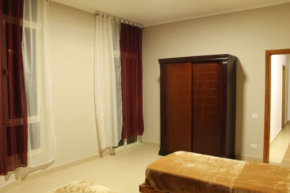 City Apartment, 3 Bedrooms photo 2