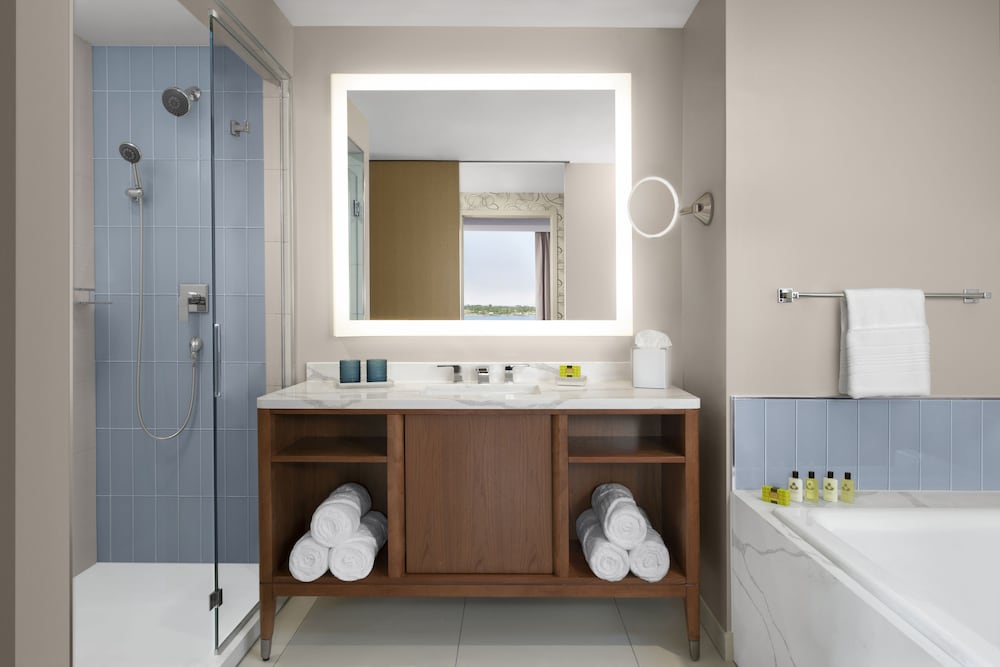 Premium Room, 2 Queen Beds, Club Lounge Access thumbnail 6