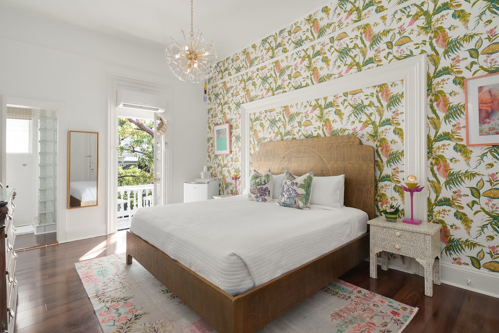 Room 7 - Second Floor - 21+ Adult Only photo 2