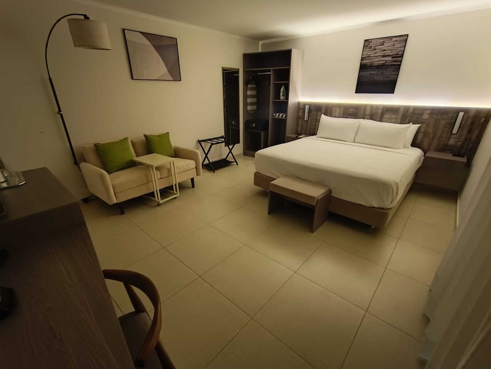 Standard Room, 1 King Bed, Accessible, Pool View photo 2
