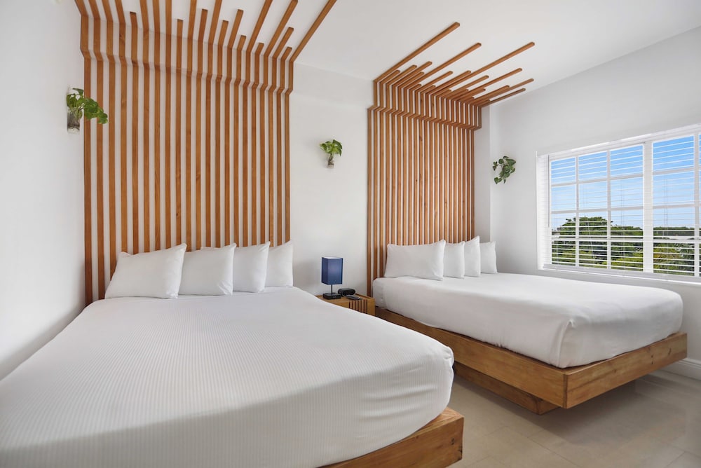 Superior Double Room, 2 Queen Beds thumbnail 5