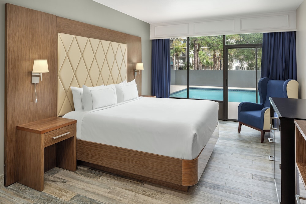 Room, 1 King Bed, Accessible (Mobility & Hearing, Roll-In Shower)