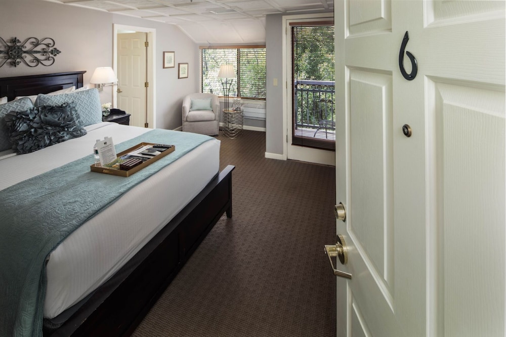 Creekside King Room 12