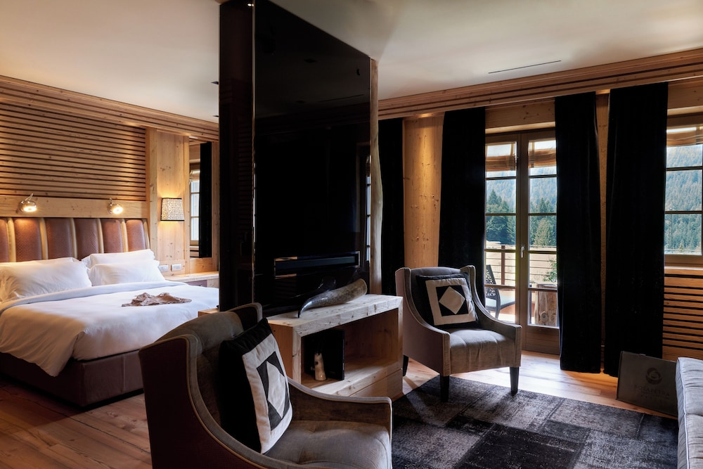 Suite open space with Dolomites view and whirlpool bath