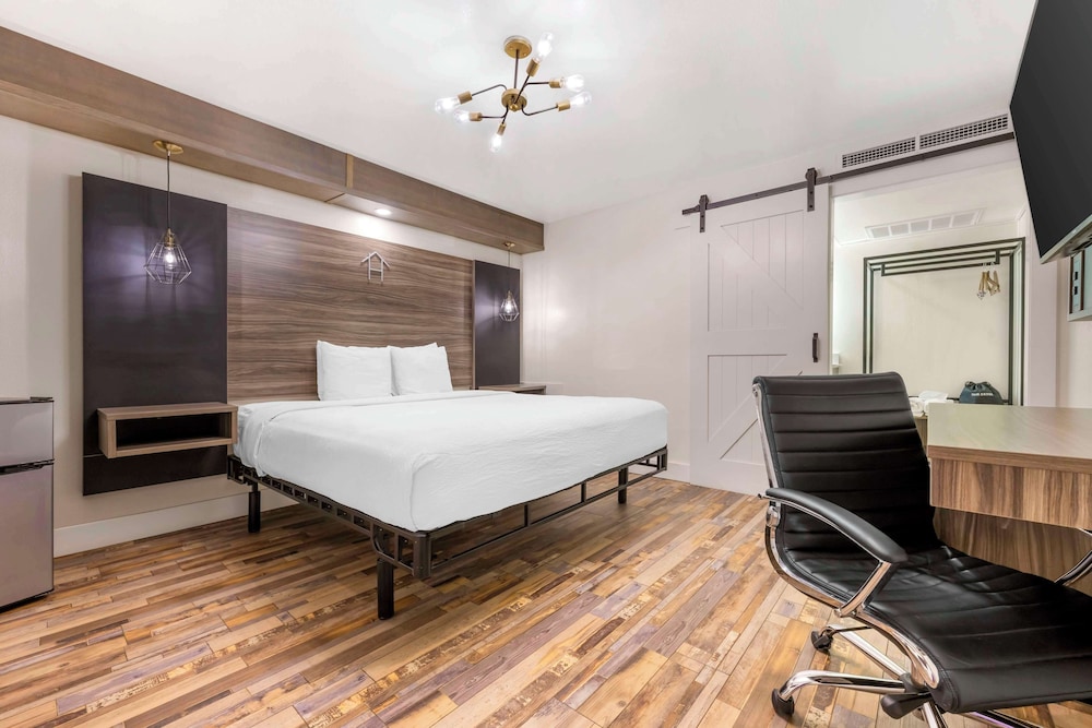 Standard Room, 1 Queen Bed, Accessible, Non Smoking
