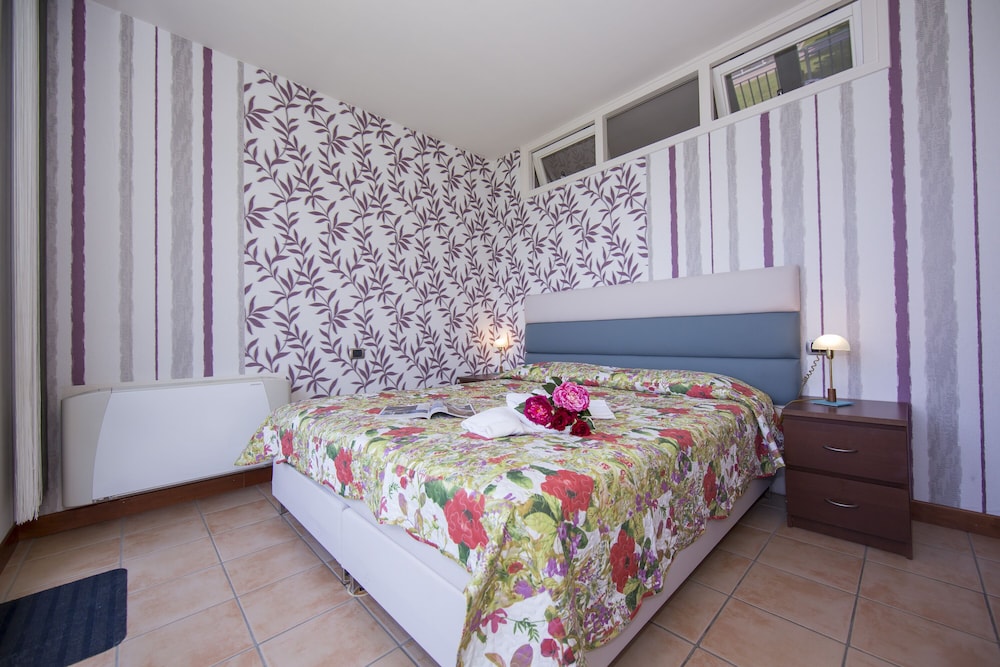Family Apartment, 2 Bedrooms, Lakeside (Porto Letizia T14)
