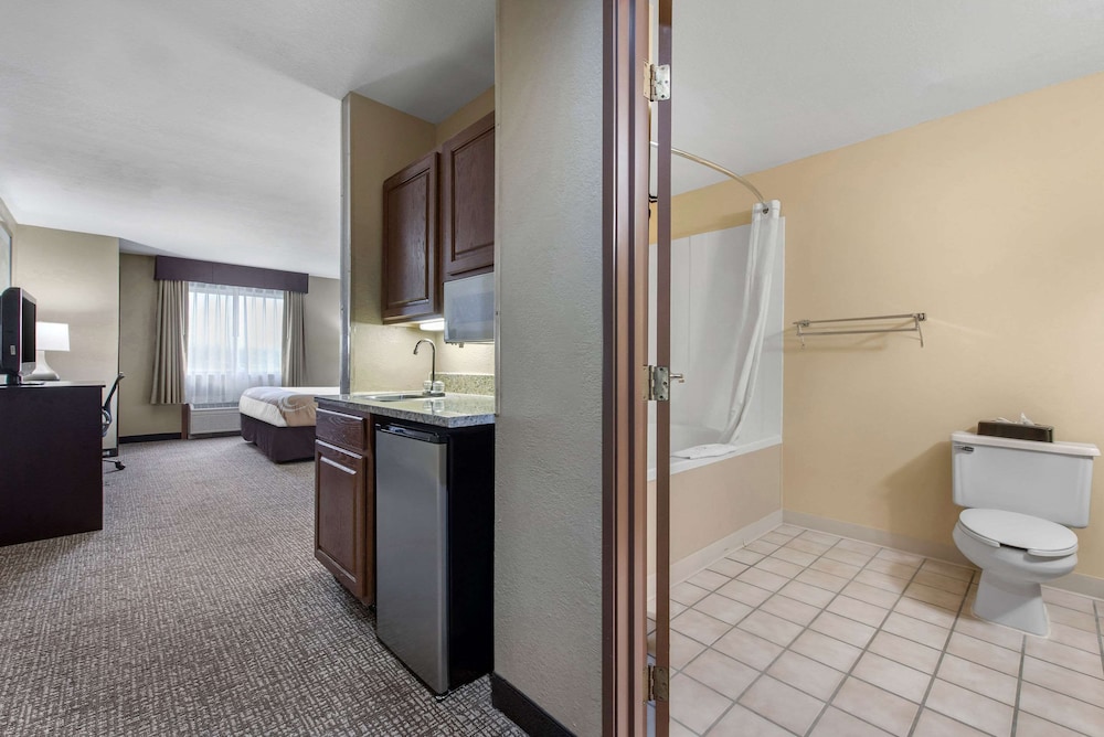 Suite, 1 King Bed with Sofa bed, Non Smoking, Jetted Tub (1 Person Sofa Bed) photo 3