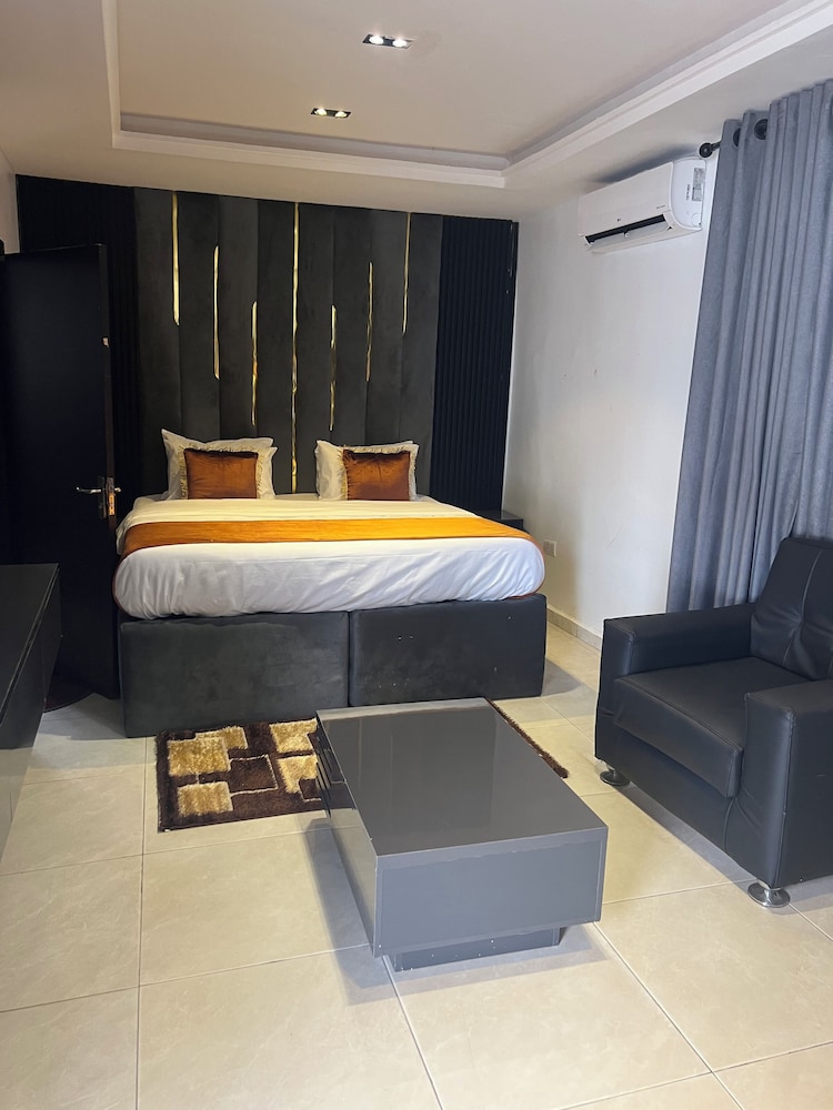Superior Studio Suite, City View