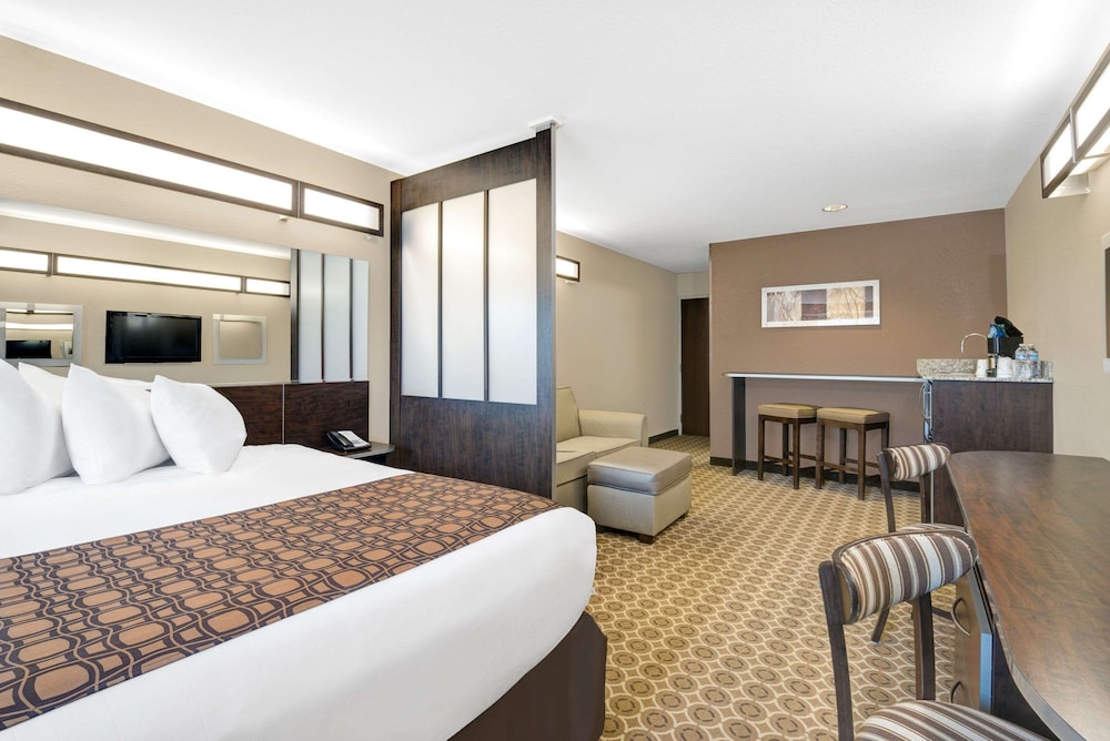 Suite, 1 Queen Bed, Non Smoking - Photo 1