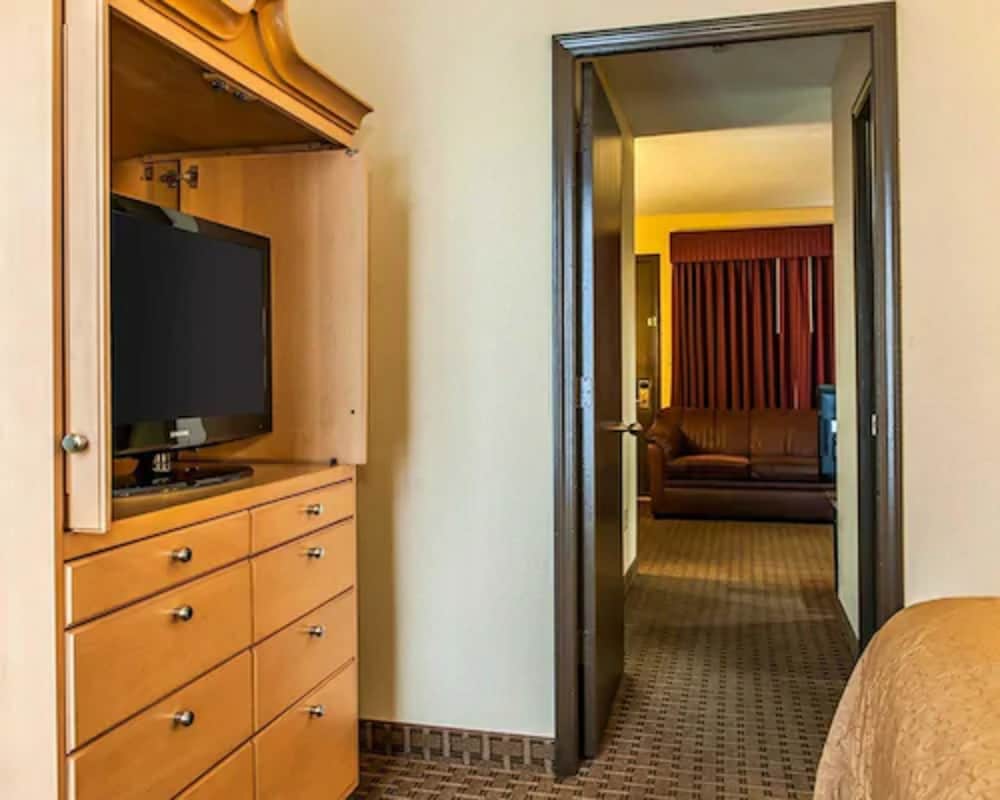 Suite, 1 Queen Bed with Sofa bed, Non Smoking - Photo 3