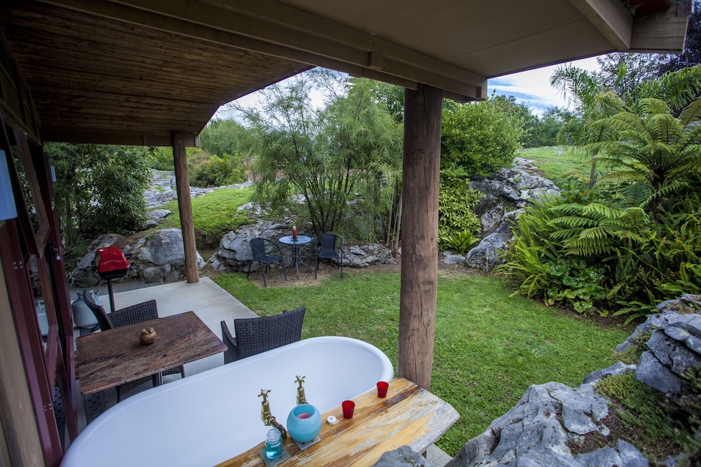 Romantic Studio, 1 King Bed, Garden View photo 2