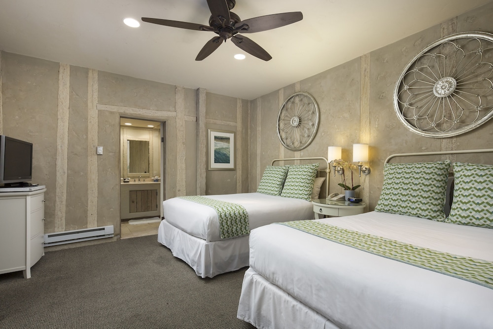 Family Suite (2 queens and a twin trundle bed) photo 1