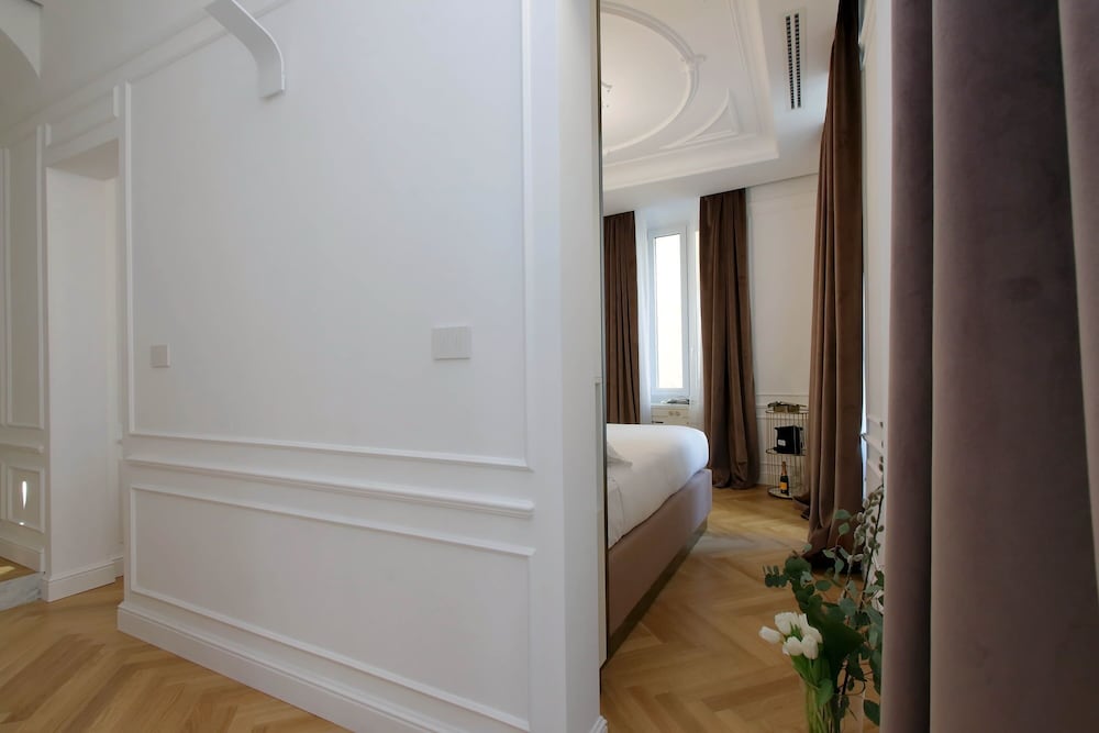 Deluxe Double Room, 1 King Bed photo 3
