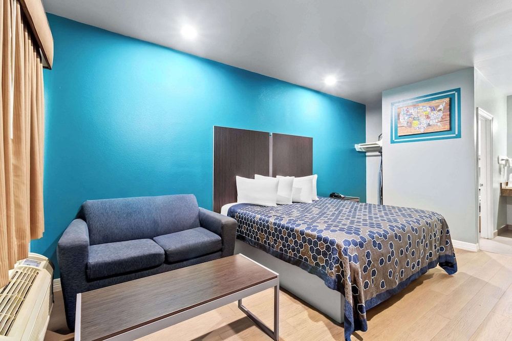 Standard Room, 1 King Bed, Non Smoking photo 2