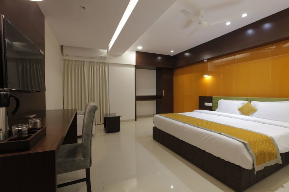 Premier Studio, 1 King Bed photo 3