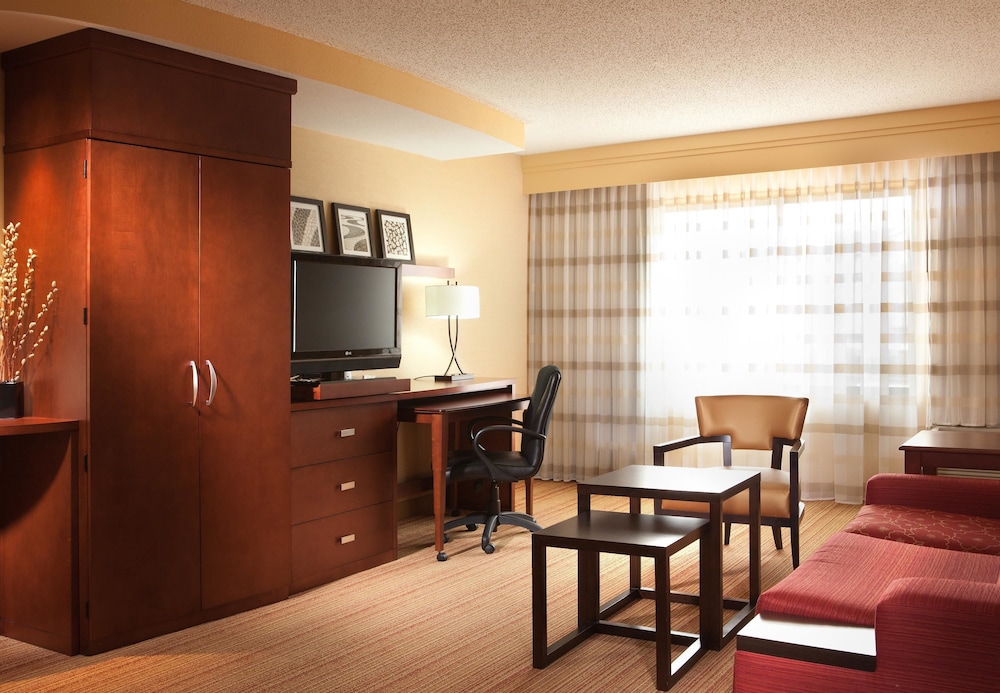 Executive Suite, 1 King Bed with Sofa bed - Photo 2