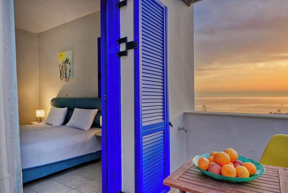 Deluxe Double / Twin Room with Side Sea View - Photo 9