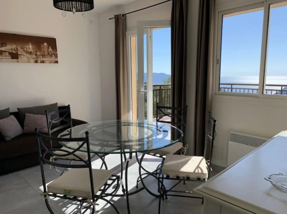 Classic Apartment, Balcony, Sea View photo 3