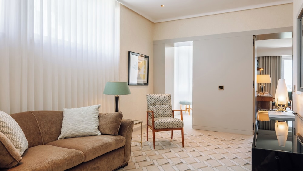 One Bedroom Deluxe Suite (Non Smoking) thumbnail 5