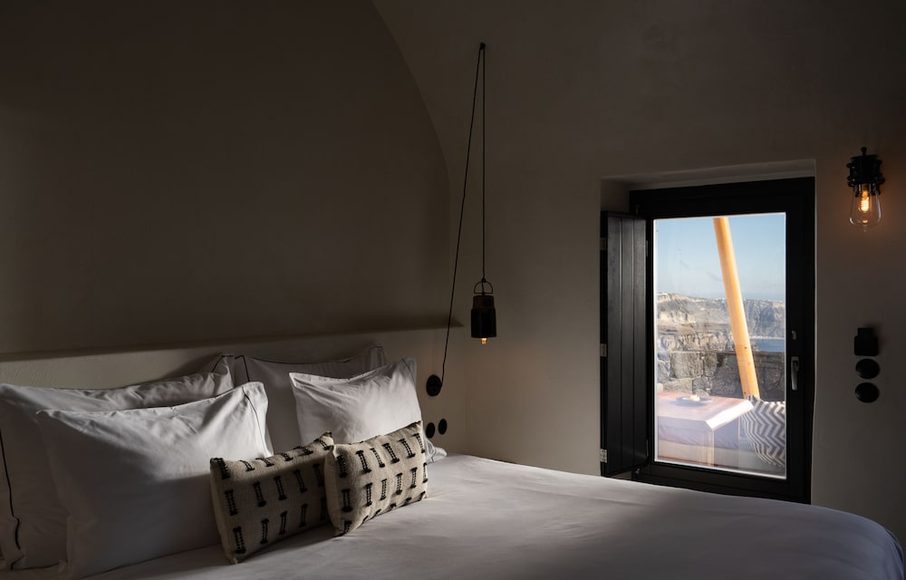 Executive Honeymoon Cave with Caldera View, Outdoor and Indoor Hot Tub - Photo 15
