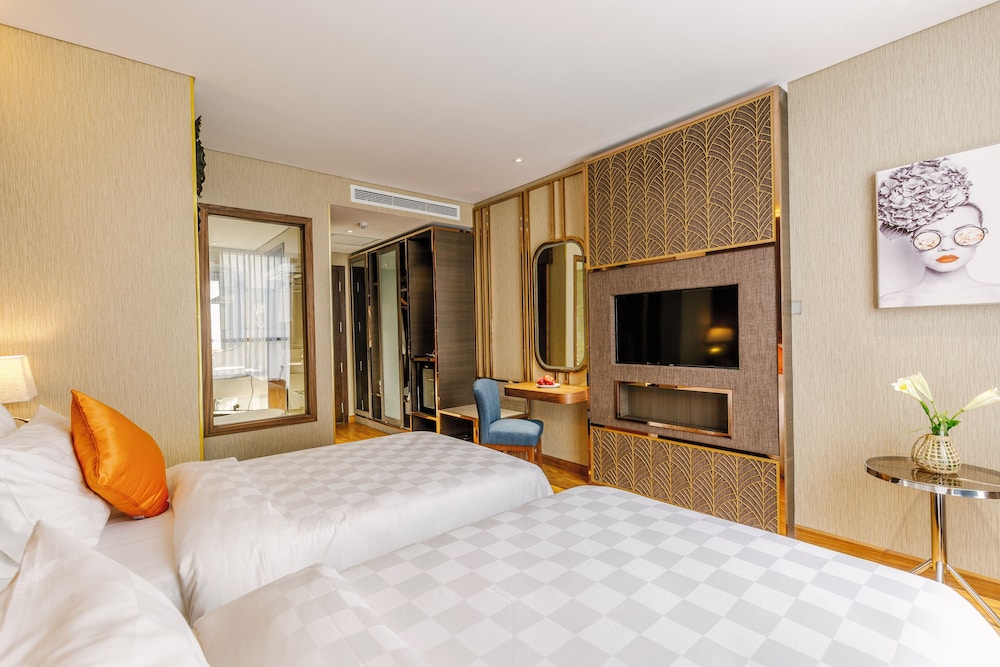 Premier with Window - Free Mini Bar & Afternoon Tea photo 2