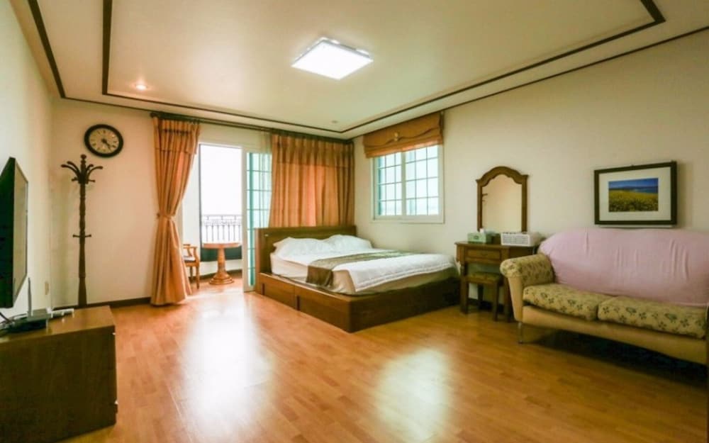 Room (Room 201)