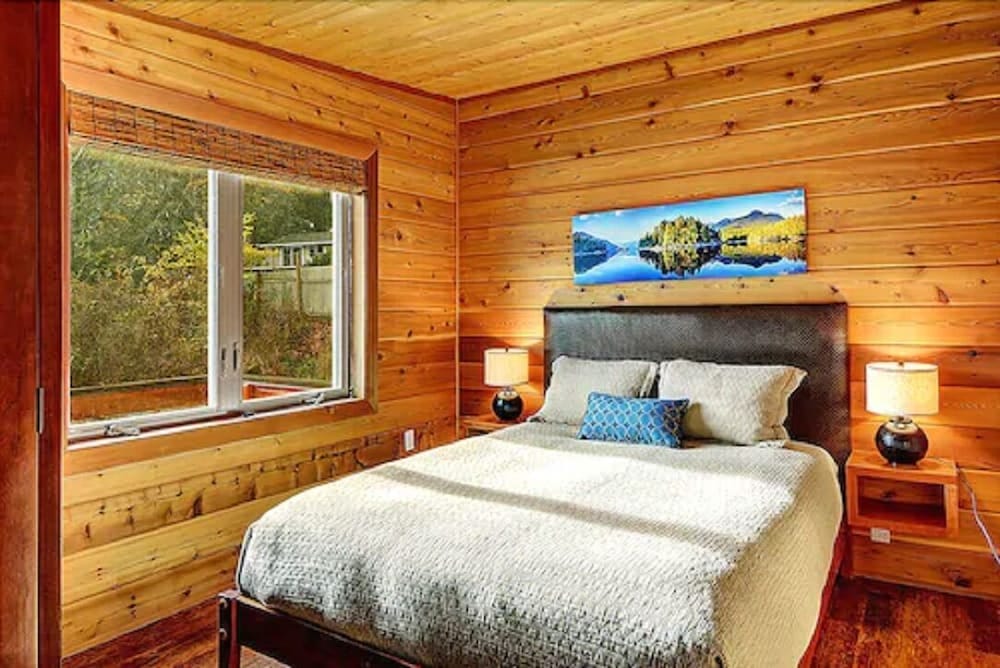 Luxury 2 Bedroom Suite, Queen Beds, Waterfront, View Deck