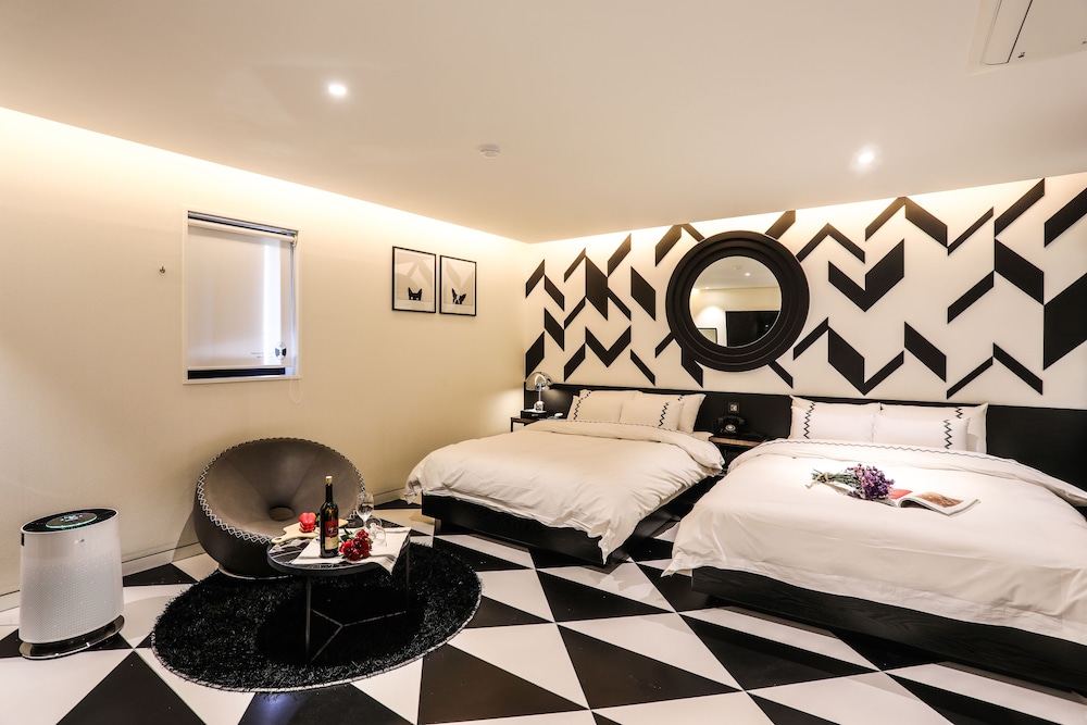 Luxury Premium Twin Room - Photo 1