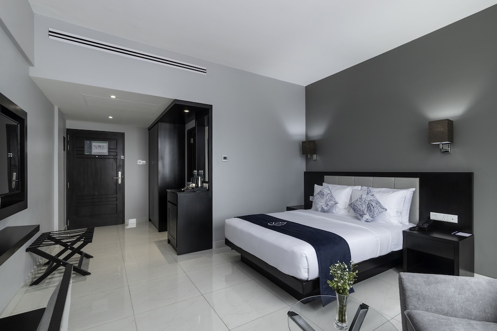 Deluxe Queen Room Partial Sea View