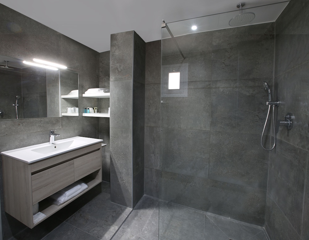 Standard Room, 3 Twin Beds - Photo 2