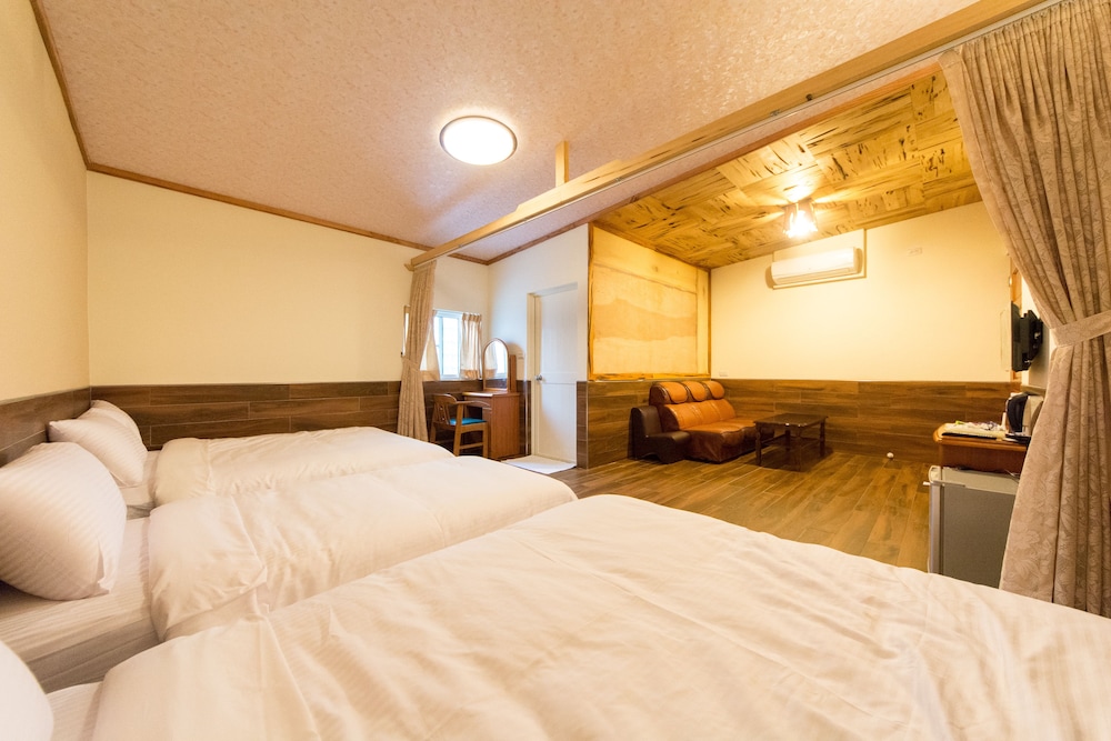 Room (5-Person) photo 2