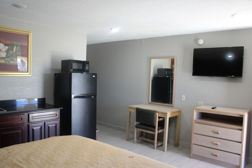 Deluxe Room, 1 King Bed, Smoking, Kitchenette photo 3