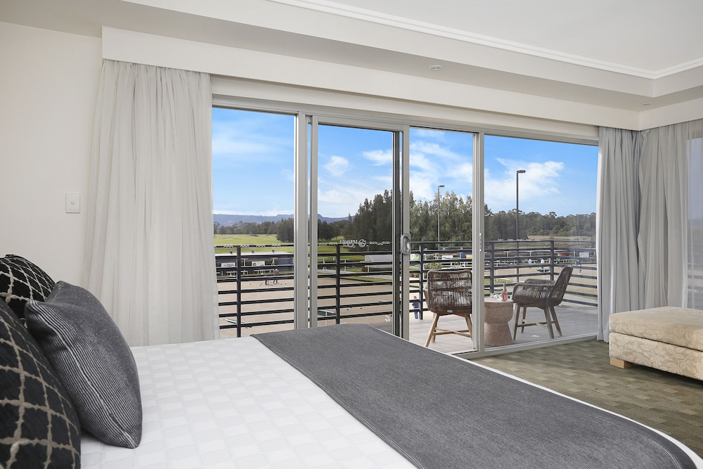 Deluxe Room, 1 King Bed, Non Smoking, Golf View photo 2