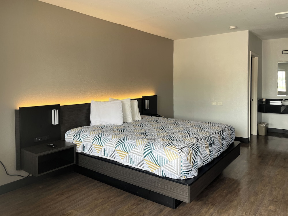 Standard Room, 1 King Bed, Non Smoking photo 2