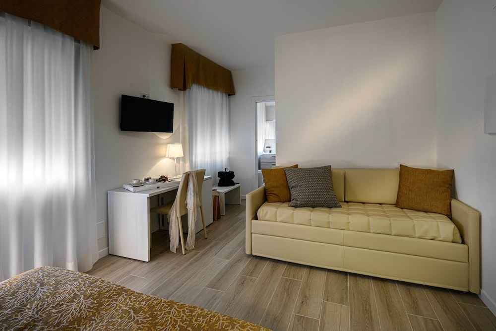 Classic Quadruple Room, Multiple Beds photo 3