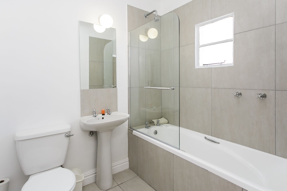 Standard Room, 1 Bedroom (Standard Room Queen + Bunker + Single) photo 2